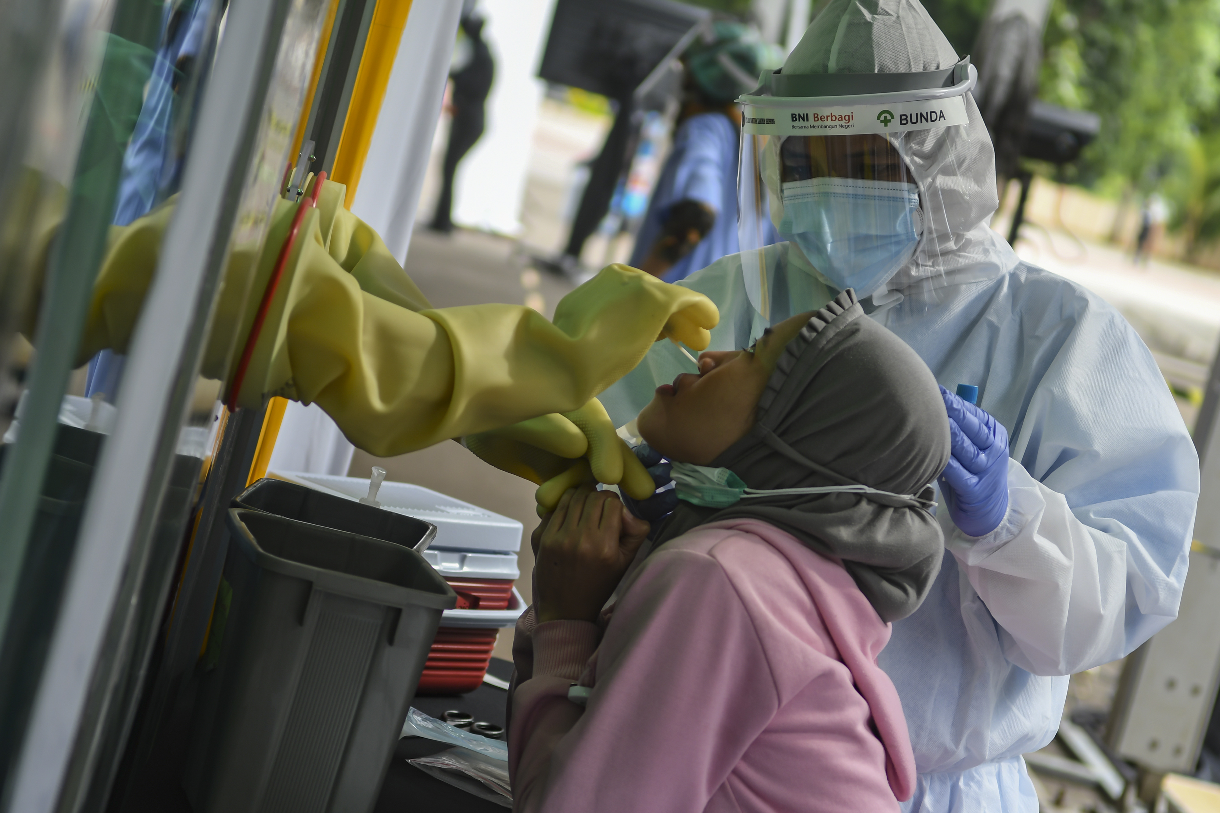 Warga Jakarta sedang melakukan swab test pada 20/5/2020