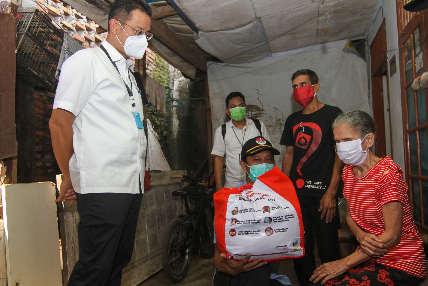 Menteri Sosial Juliari P Batubara (kiri) memberikan paket bantuan kepada warga terdampak COVID-19.