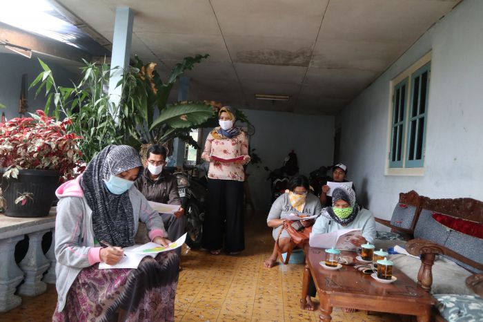 Warga putus sekolah di Desa Legoksari, Tlogomulyo, Temanggung, Jateng kembali belajar setelah sempat rehat akibat pandemi korona.