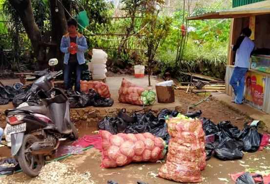 Warga Sulawesi Selatan mendapatkan paket bantuan dari Yayasan Sepuluh Rumah Aman serta asupan sayuran dari para dermawan. 