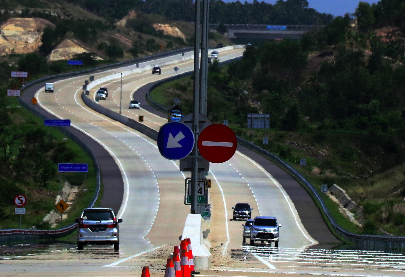 Sejumlah pengendara melintas di Jalan Tol Trans Sumatera Terbanggi Besar Ð Bakauheni Lampung Selatan, Lampung, Selasa (24/12).