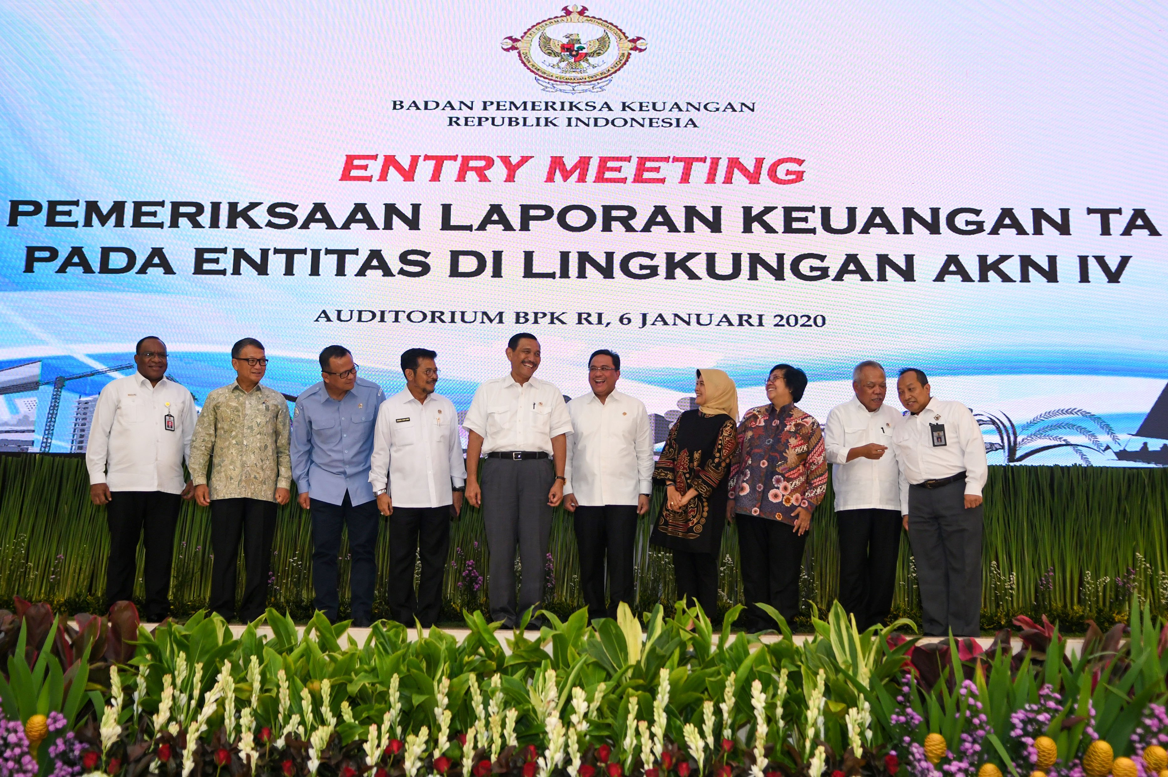 Ketua BPK Agung Firman Sampurna berfoto bersama dengan para menteri Kabinet Indonesia Maju dalam Entry Meeting.