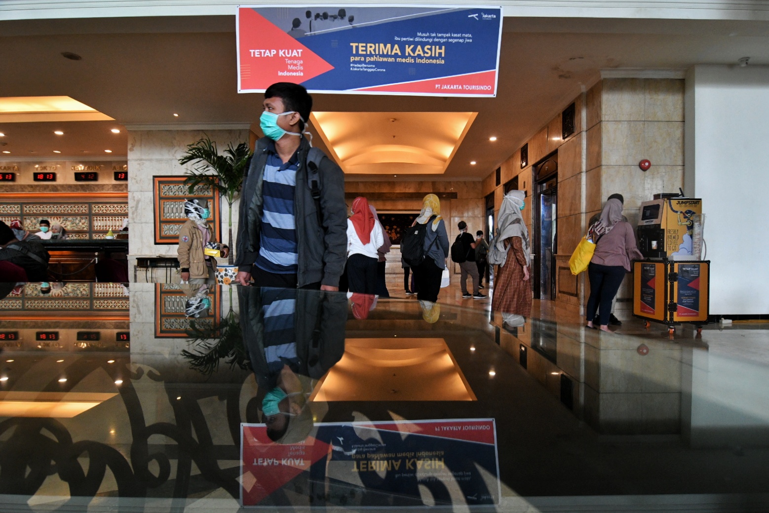 Tenaga medis yang menangani covid-19 tiba di Hotel Grand Cempaka Business, Jakarta