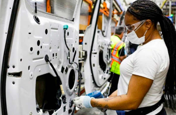 Karyawan Ford dengan mengenakan masker bekerja di pabrik Ford di AS yang mulai dioperasikan lagi 18 Mei 2020.