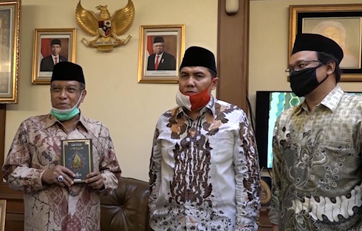 Ketua Umum Tanfidziah PBNU KH. Said Aqil Siroj memegang musfhaf alquran Ar-Risalah Nahdlatul Ulama