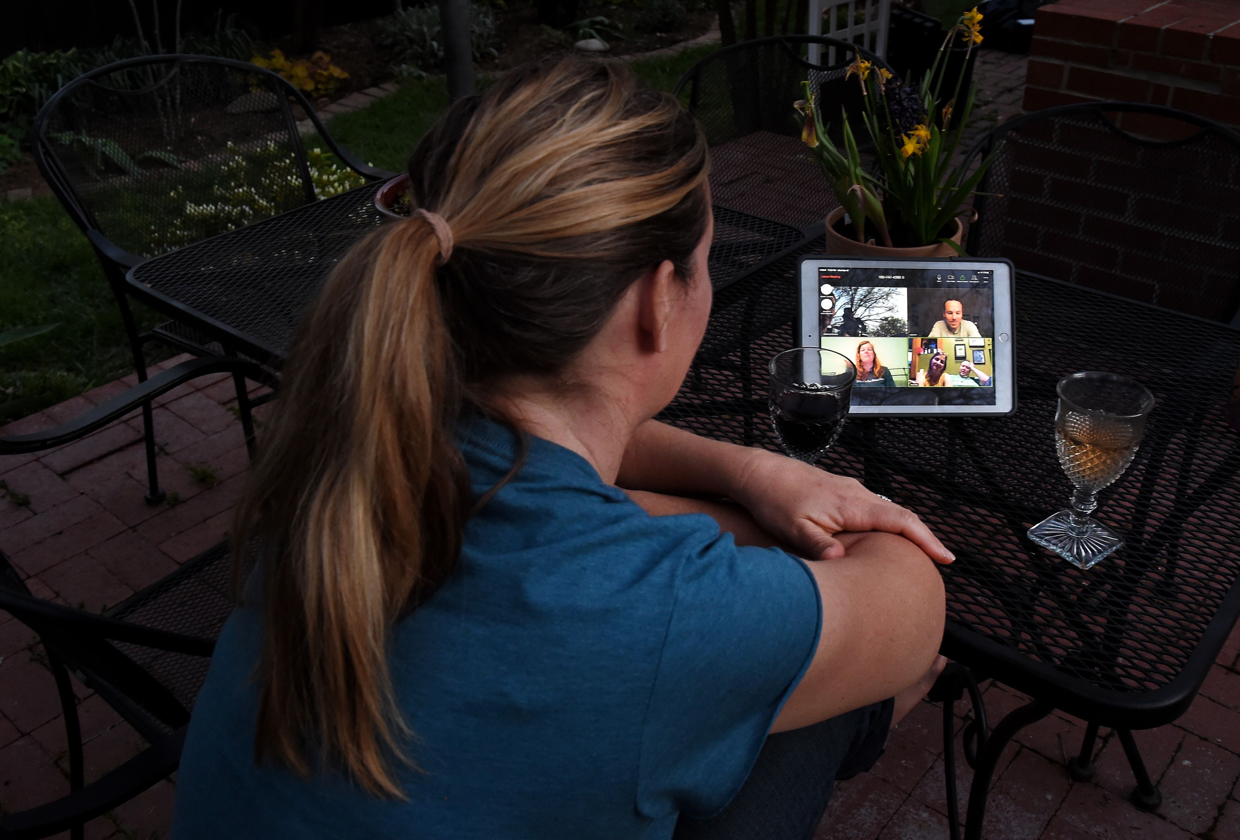 Seorang wanita di Arlington, Virginia, AS meeting dengan aplikasi Zoom. Kini Zoom akuisisi Keybase untuk tingkatkan keamanan.