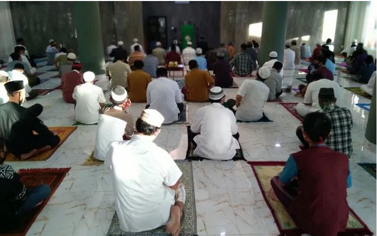 Warga melaksanakan Salat Idul Fitri 1441 Hijriyah di Masjid Al Hidayah di Bekasi Timur, Jawa Barat, Minggu (24/5) pagi.