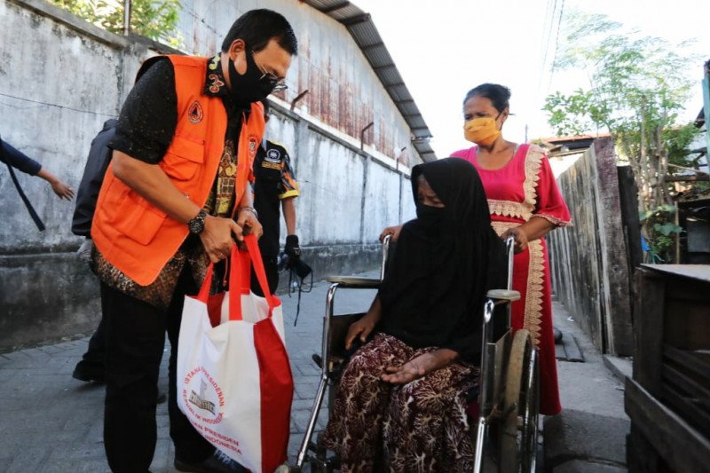 Pejabat (Pj) Wali Kota Makassar, M Iqbal Suhaeb (kiri) saat memberikan bantuan sembako presiden kepada lansia di Makassar, Sulawesi Selatan.