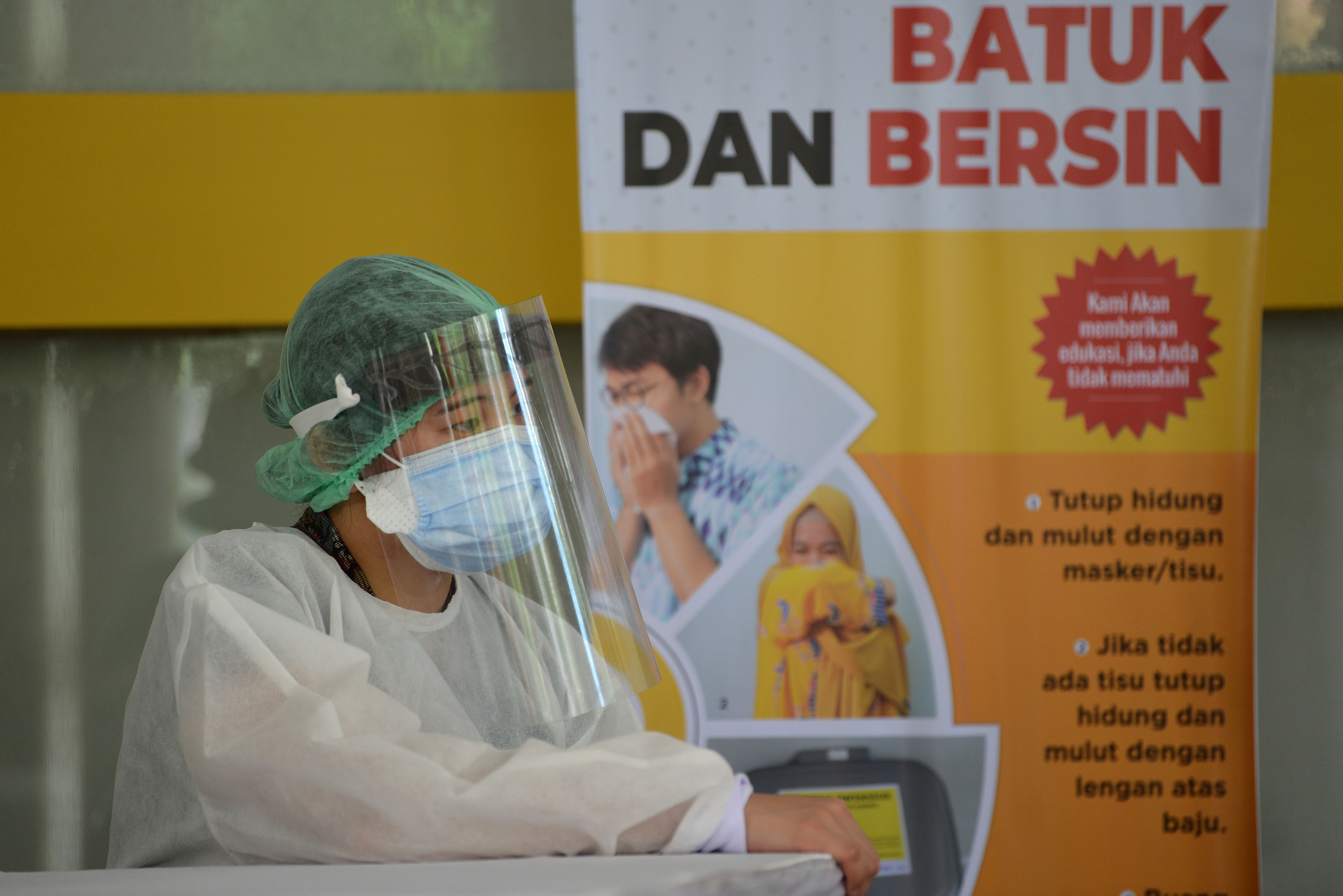 Petugas medis mengenakan alat pelindung diri lengkap di Rumah Sakit Umum Pusat Nasional (RSUPN) Dr. Cipto Mangunkusumo, Jakarta, Kamis (30/4