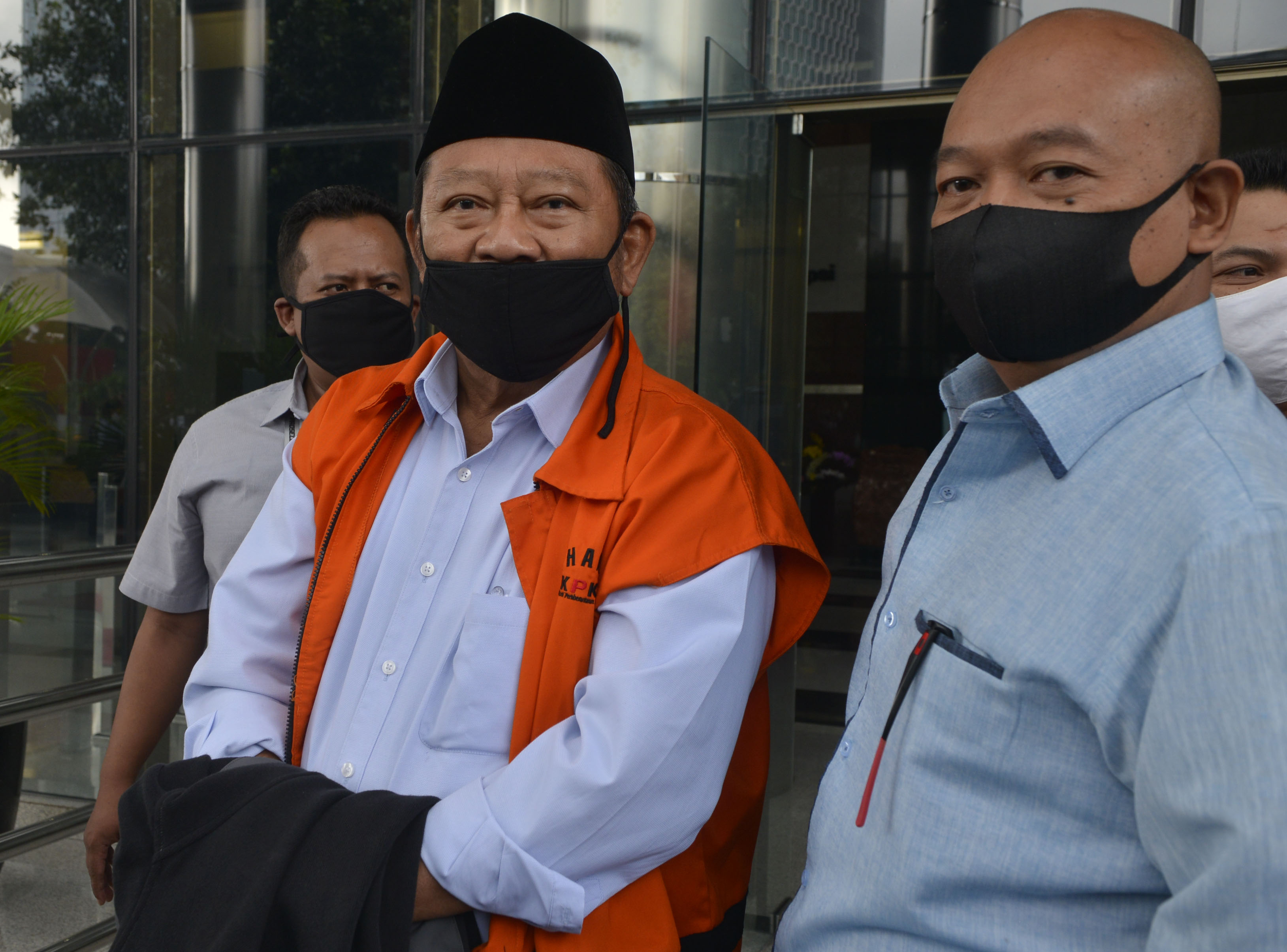 Tersangka mantan Bupati Sidoarjo Saiful Ilah, meninggalkan gedung KPK usai menjalani pemeriksaan di Jakarta, Rabu (6/5)