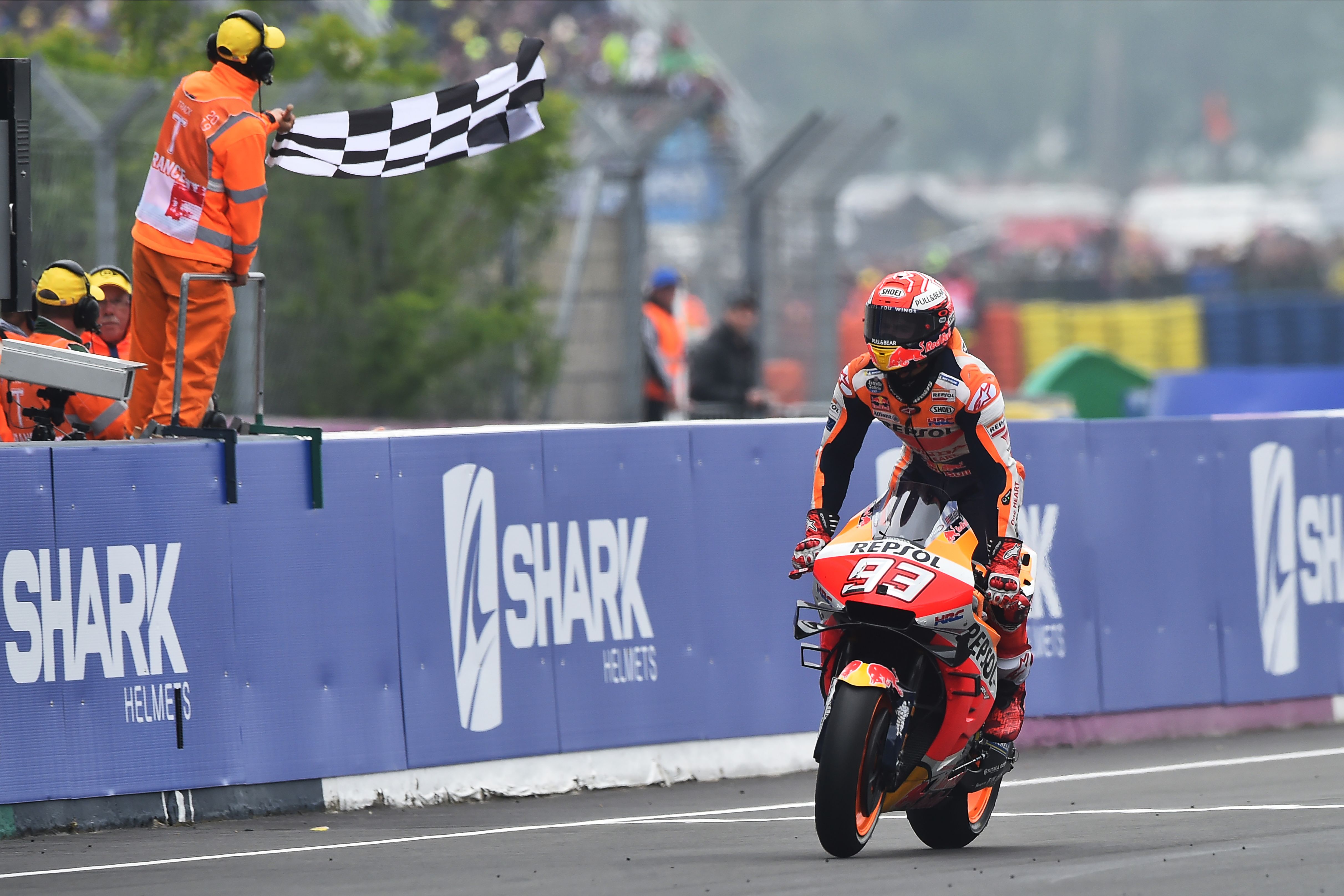 Pembalap Resposl Honda Marc Marquez merayakan kemenangannya di GP Prancis tahun lalu