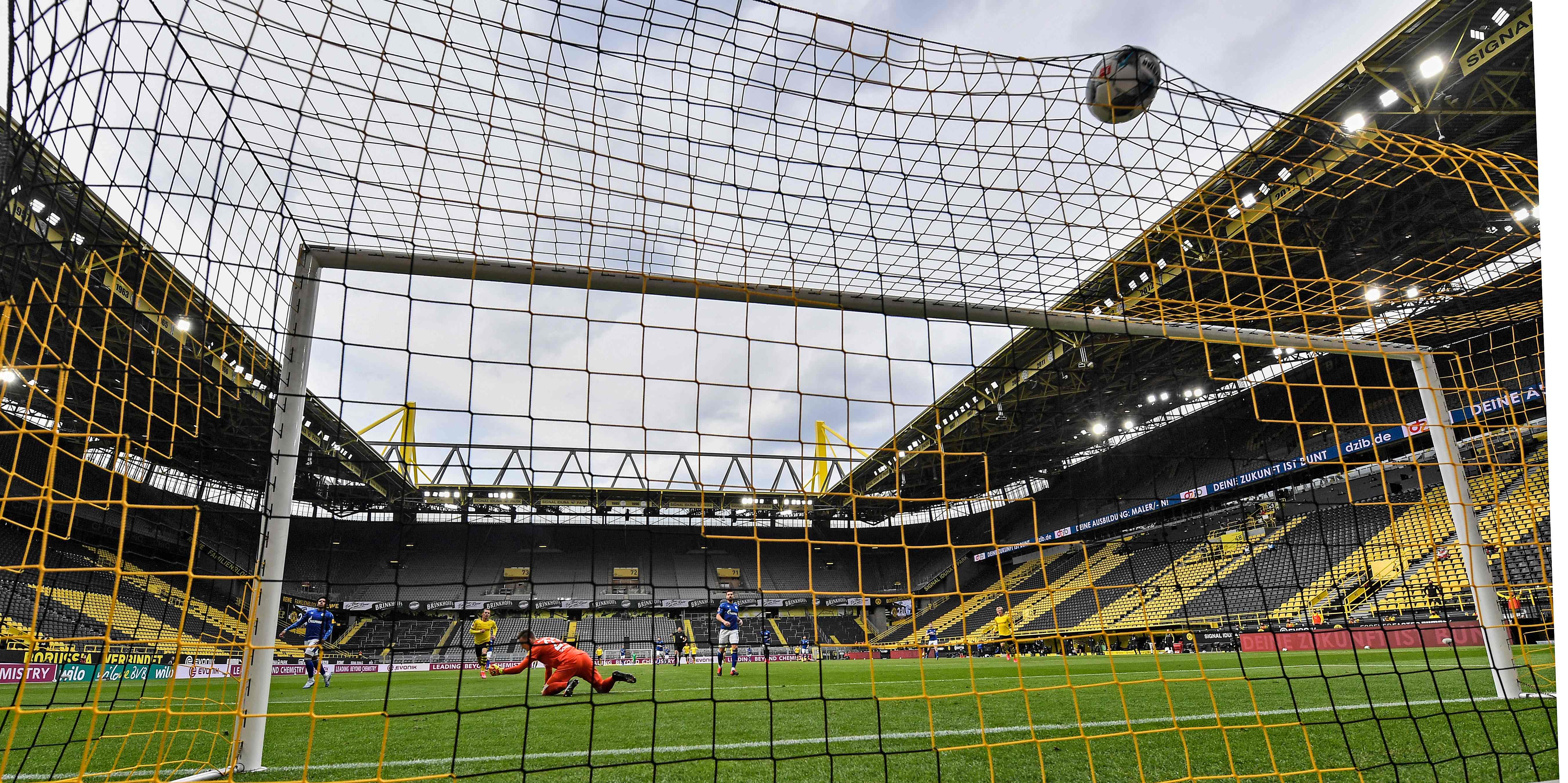Momen gol Thongan Hazard ke gawang Schalke 04 dalam lanjutan Bundesliga setelah tertunda dua bulan