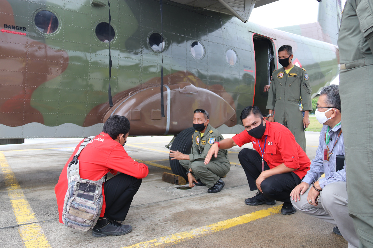  Tim hujan buatan karhutla mulai melaksanakan penyemaian awan di Riau di Lanud Roesmin Nurjadin Pekanbaru, Riau, Rabu (13/5).