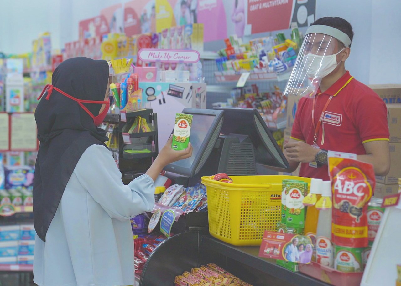 Ilustrasi pembelian produk Heinz ABC di Alfamart