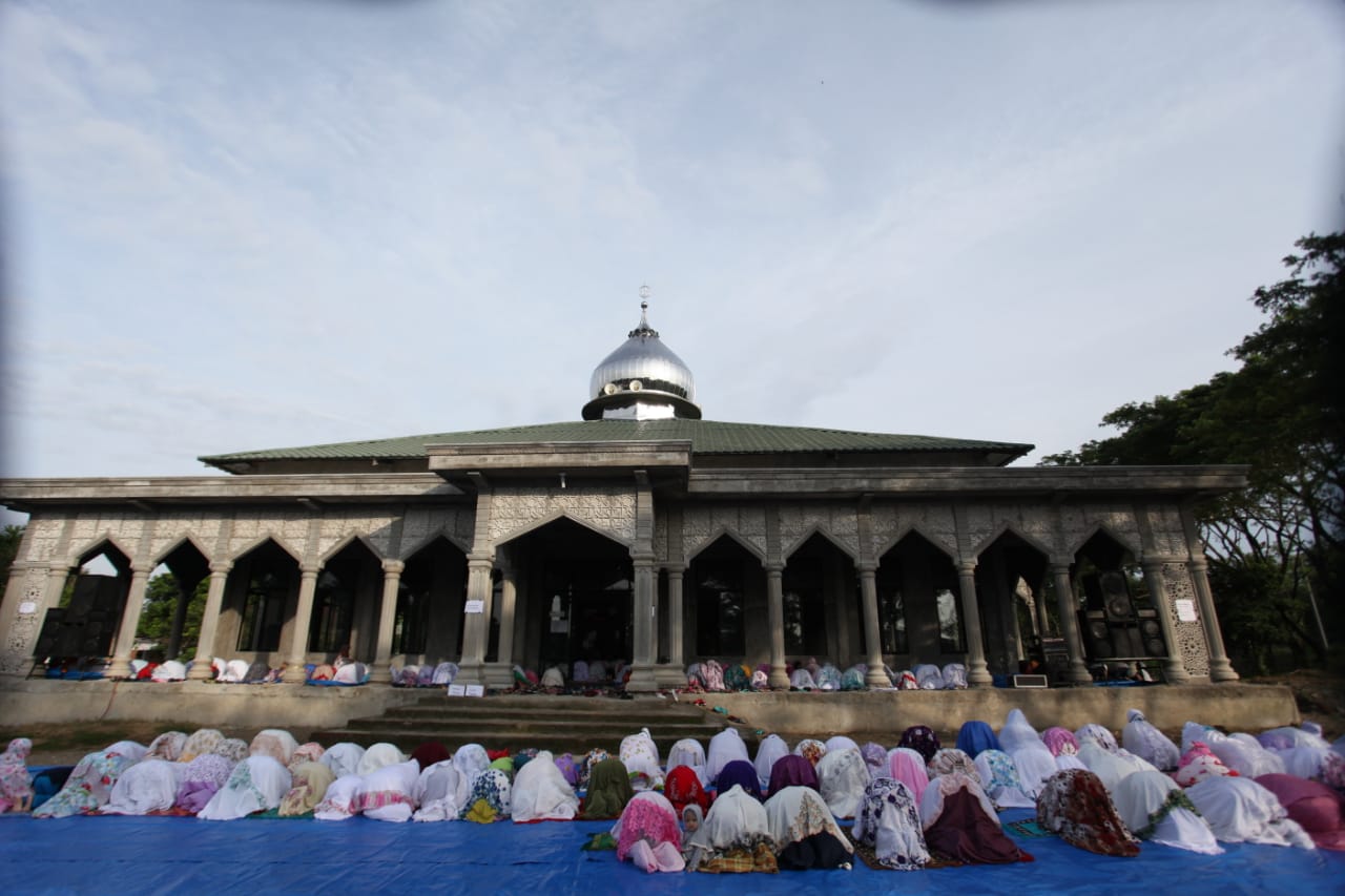 Warga Pematangsiantar menjalankan Salat Id di Masjid Al Mukminim Tanjung Pinggir, Kecamatan Siantar Martoba, Minggu (24/5)