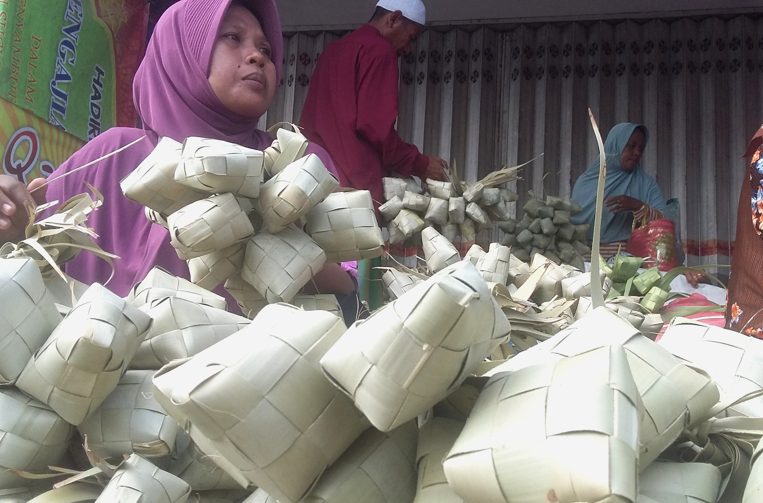 Seorang penjual bungkus ketupat di Pasar Branta Pesisir, Kabupaten Pamekasan, Jumat (29/5) jelang tradisi ketupatan, Minggu (31/5).
