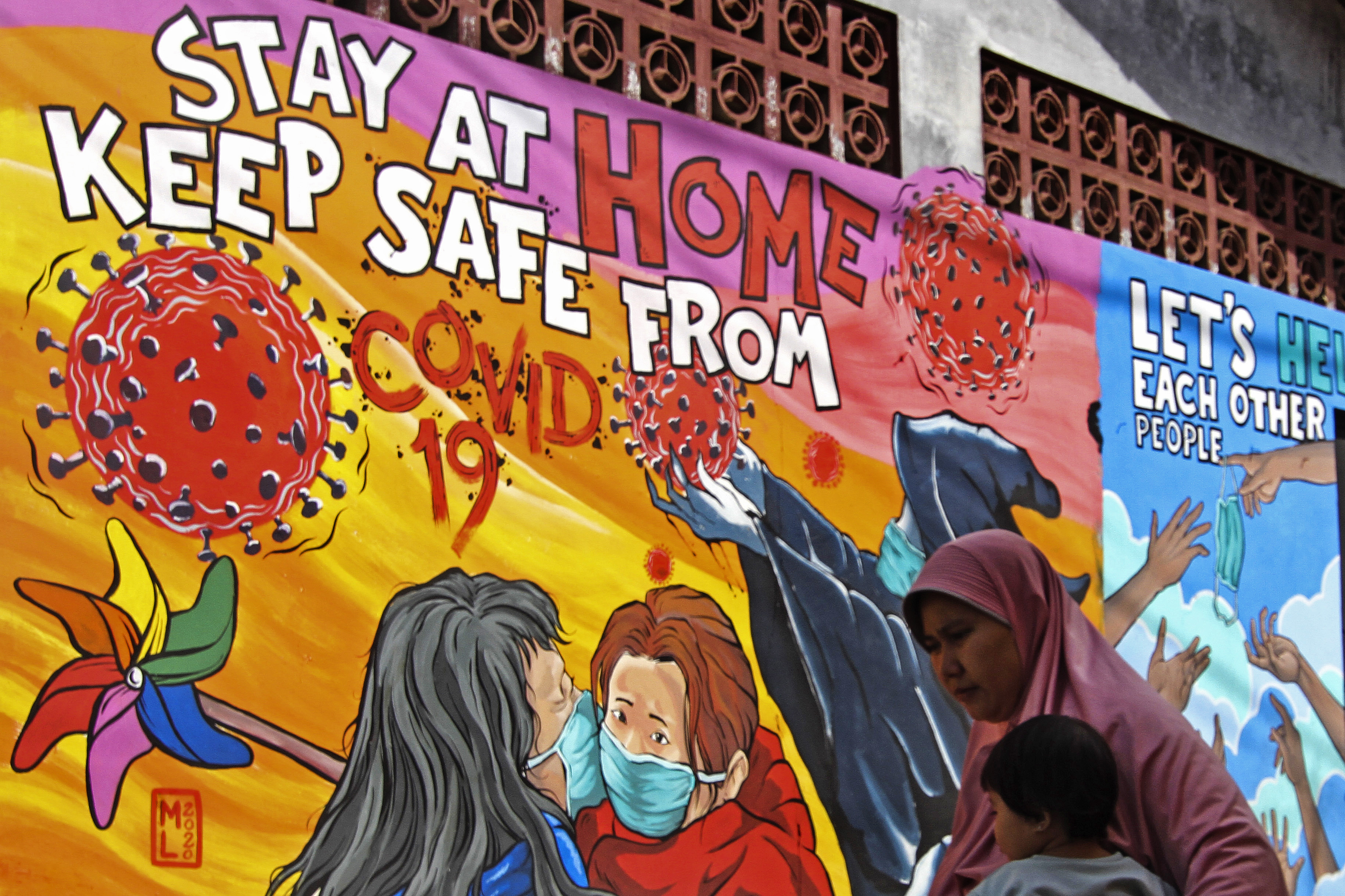 Warga melintas di depan mural tentang COVID-19 di Pangkalan Jati Baru, Depok, Jawa Barat.