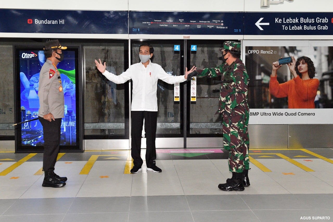 Presiden Joko Widodo (tengah) meninjau pendisplinan protokol kesehatan dan PSBB di Stasiun MRT Bundaran Hotel Indonesia, Jakarta.