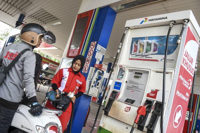 Karyawan melayani pengisian bahan bakar minyak (BBM) kendaraan konsumen di SPBU Coco Plaju, Palembang, Sumatera Selatan.