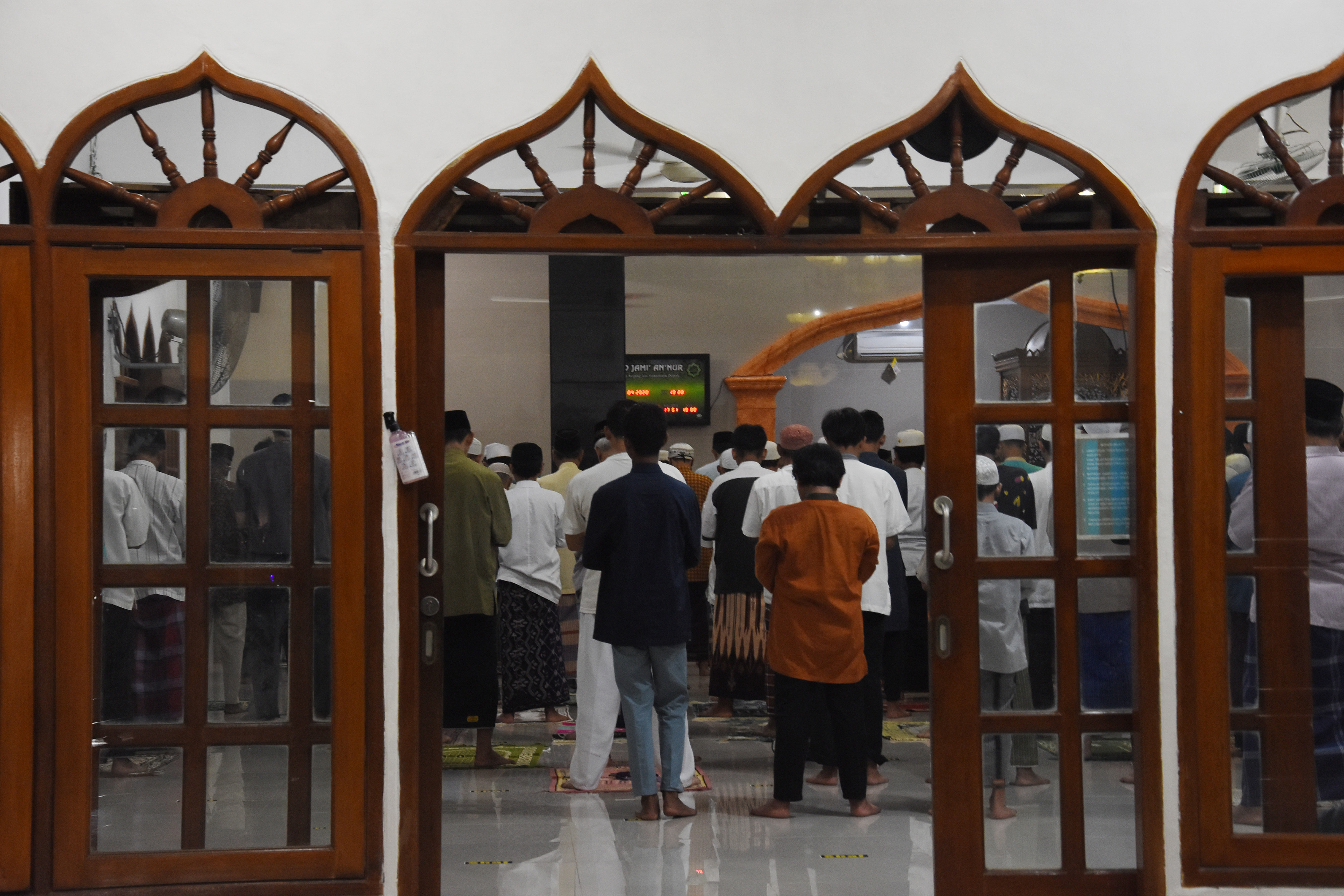Sejumlah warga yang masih nekat tarawih berjamaah di masjid di masa pandemi korona