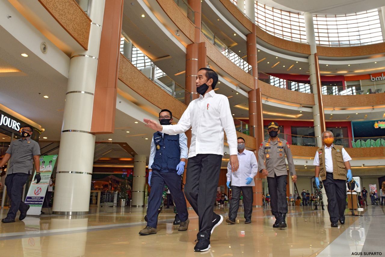 Presiden Joko Widodo meninjau persiapan new normal di pusat perbelanjaan Bekasi