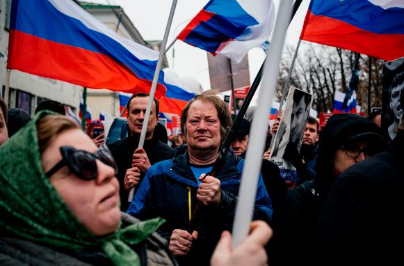 Pendukung oposisi mengibarkan bendera Rusia untuk mengenang tewasnya Boris Nemtsov di Kota Moskow pada 29 Februari 2020.