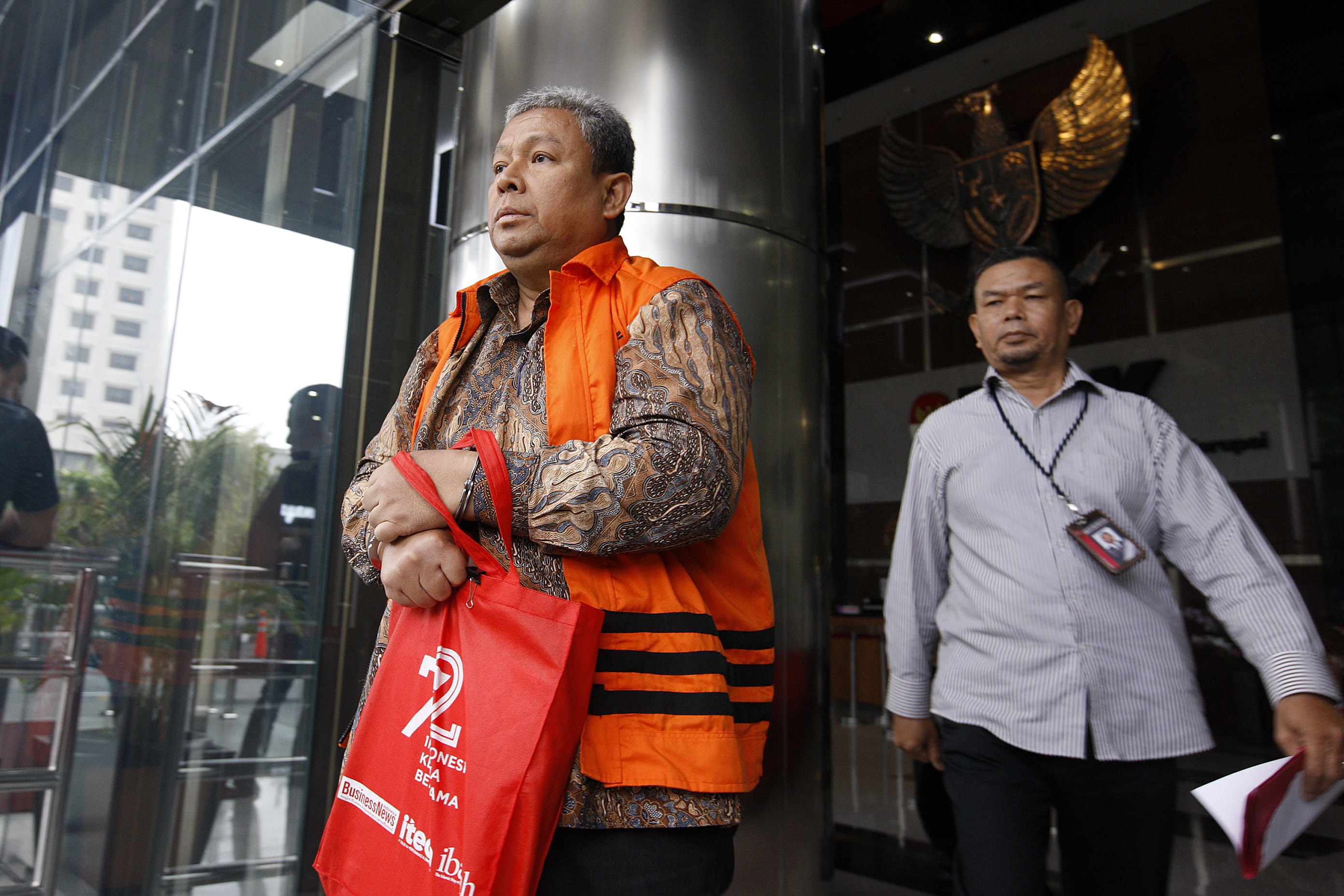 Mantan Direktur Utama Perum Jasa Tirta (PJT) II, Djoko Saputra (rompi oranye) divonis lima tahun penjara dan denda Rp300 juta.