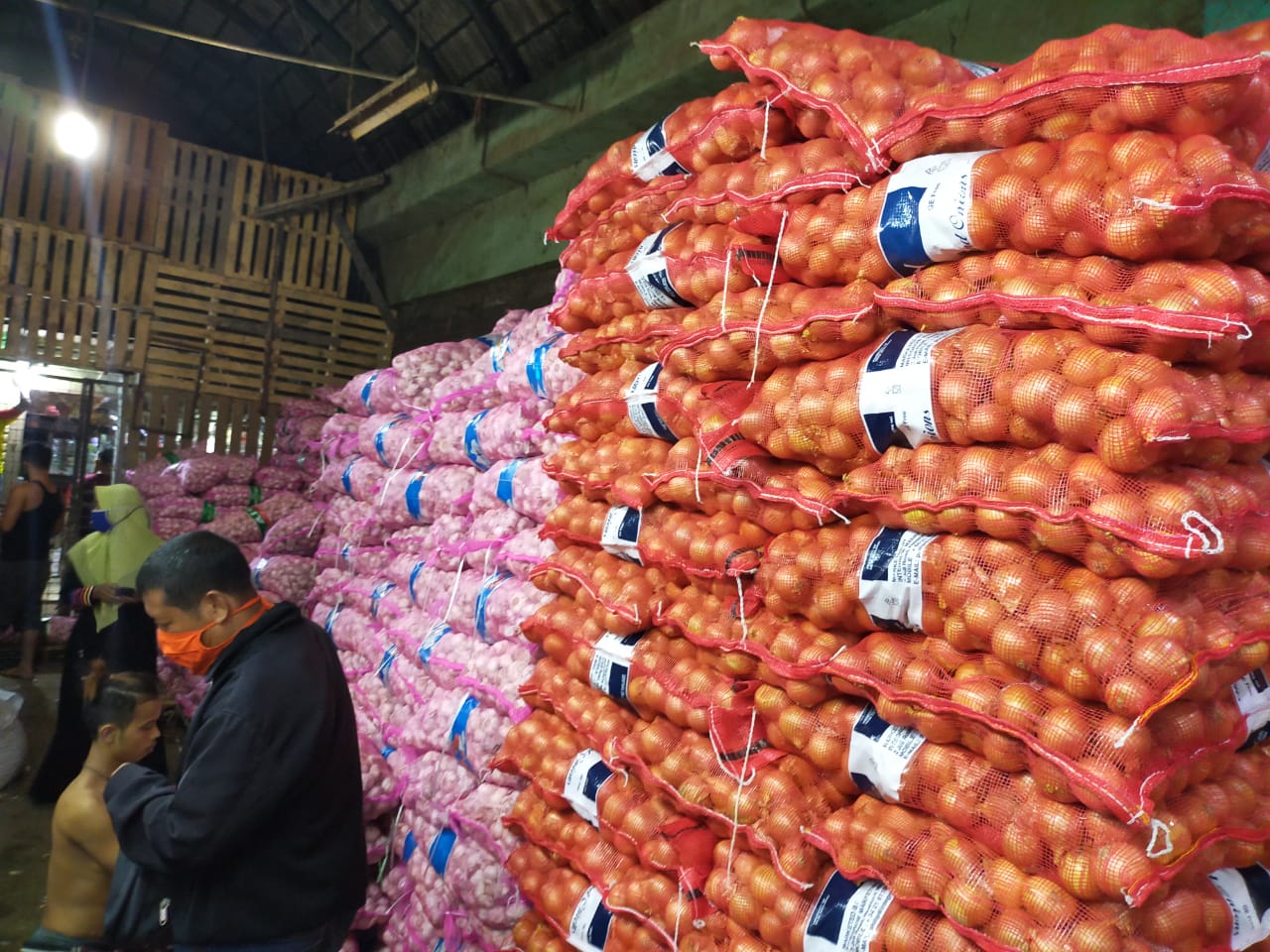 Pedagang bawang putih dan bombay di Pasar Induk Kramat Jati, Jakarta Timur.