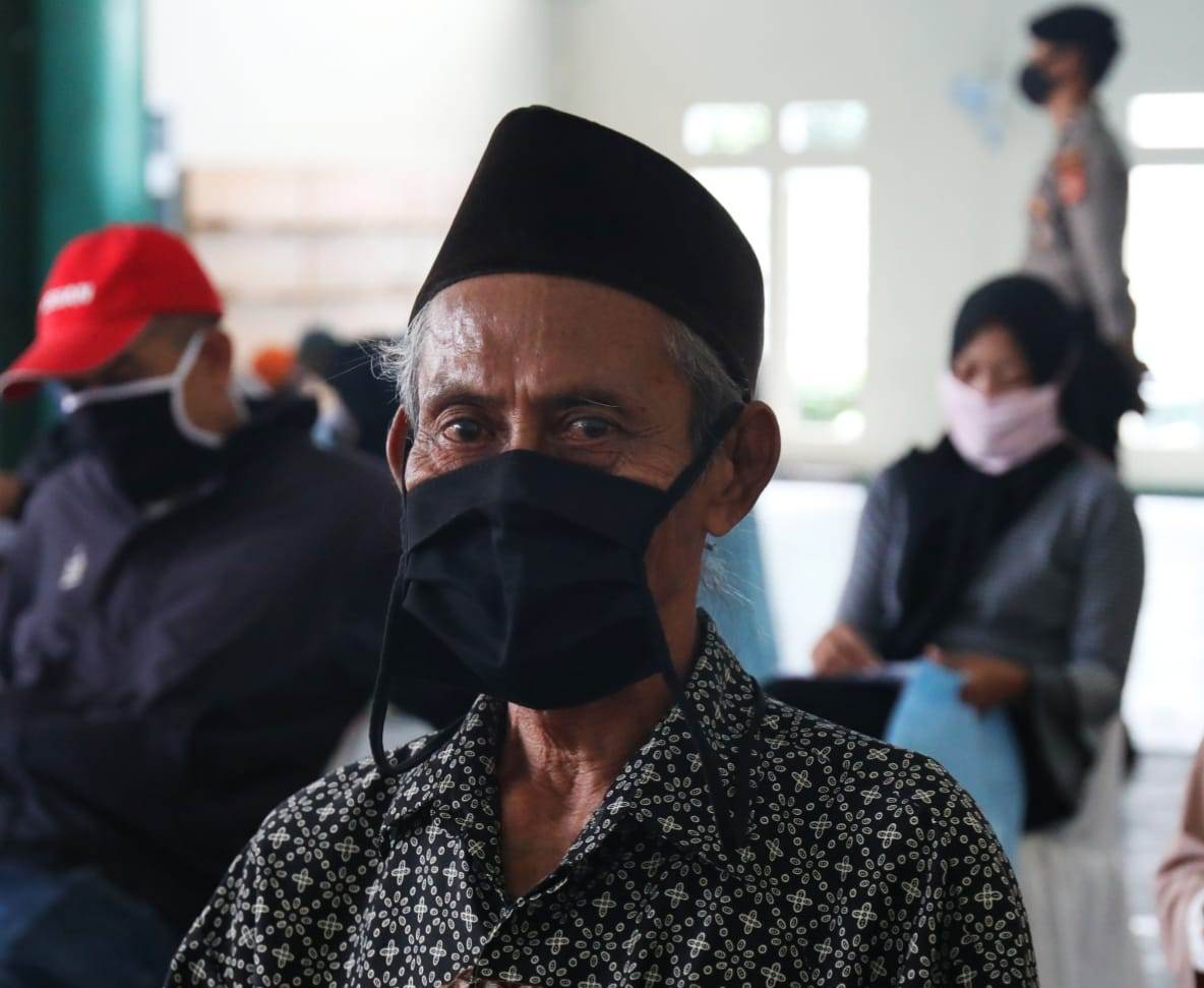  Warga mengantre mengambil dana BST di Kelurahan Tanimulya Kecamatan Ngamprah Kabupaten Bandung Barat