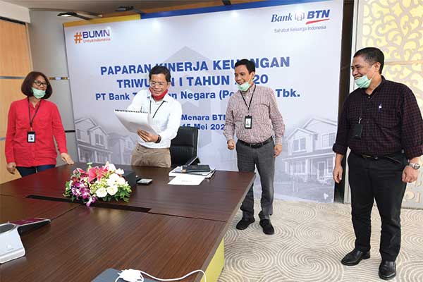 Laporan keuangan perseroan pada pembukaan siaran teleconference Konferensi Pers Paparan Kinerja Kuartal I 2020 di Jakarta, kemarin.