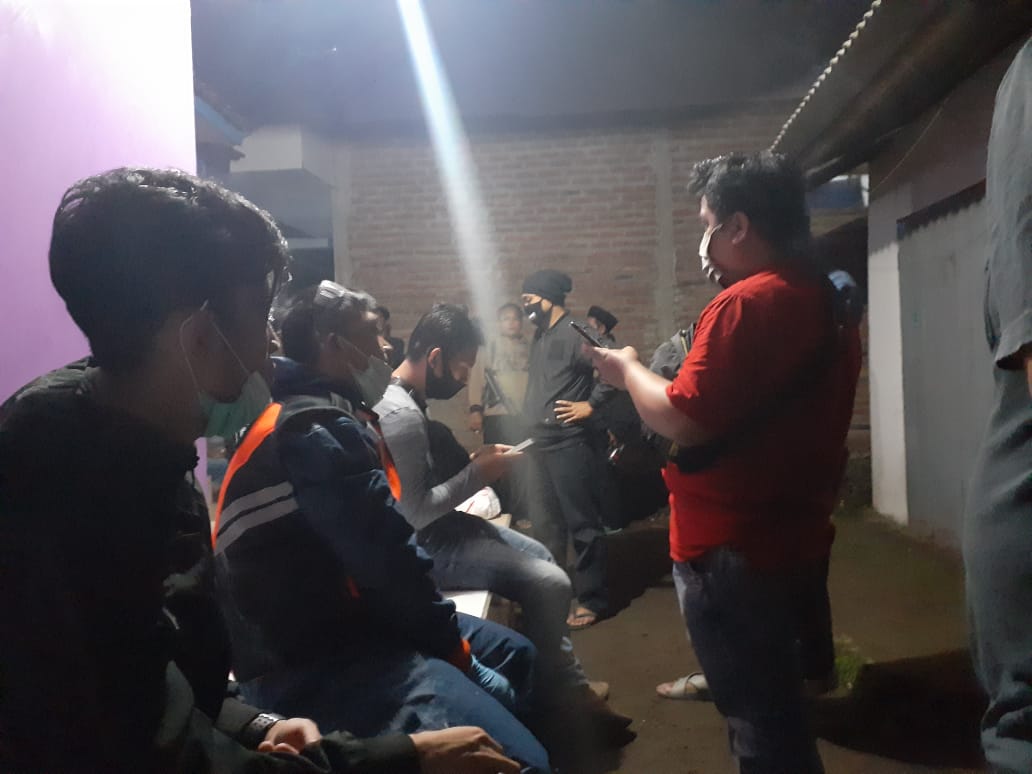 Tim Identifikasi Polres Tasikmalaya melakukan olah tempat kejadian perkara warga bunuh diri setelah melakukan KDRT terhadap istrinya. 