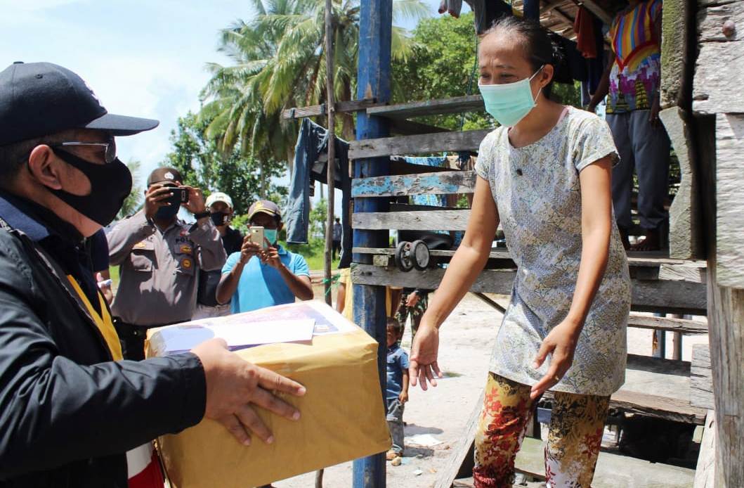 Brigjen Pol. Drs. Indrajit, SH memberikan bantuan kepada warga terdampak pandemi covid-19