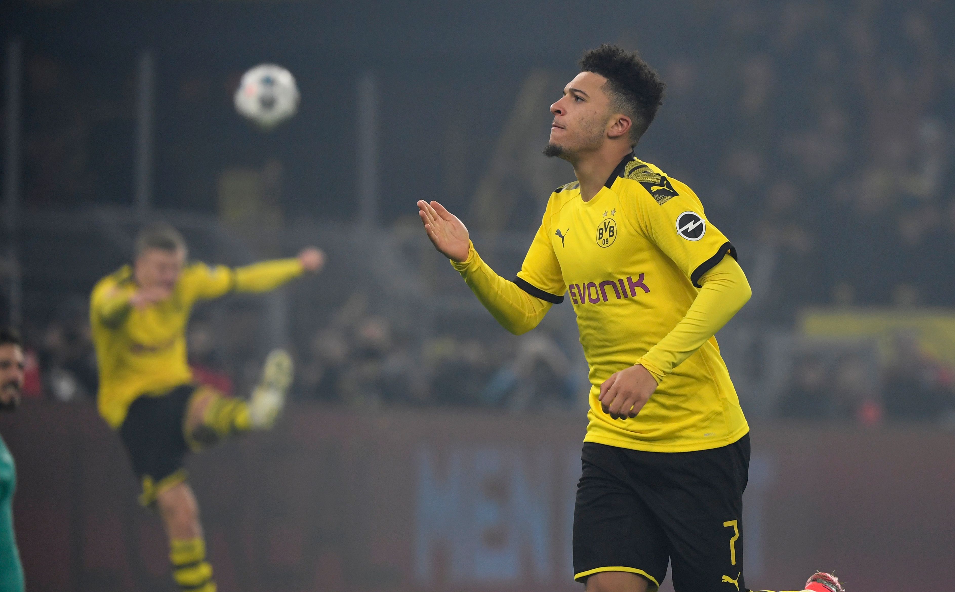 Pemain sepak bola asal Inggris, Jadon Sancho, merayakan gol yang berhasil dicetak.