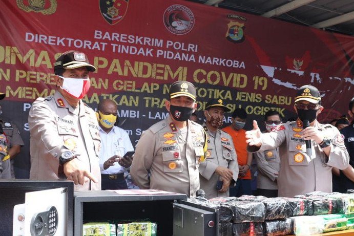 Wakapolri Komjen Gatot Eddy Pramono (kanan) di halaman Kantor ASDP Merak di Merak, Cilegon, Rabu (20/5).  Dok Humas Polda Banten