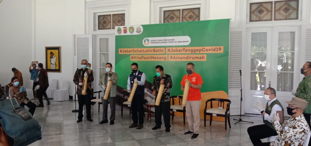 Menteri perdagangan Agus Suparmanto serta Gubernur Jawa Barat Ridwan Kamil, meluncurkan program aplikasi 'dipasar' di Bandung, Jabar, (8/5)