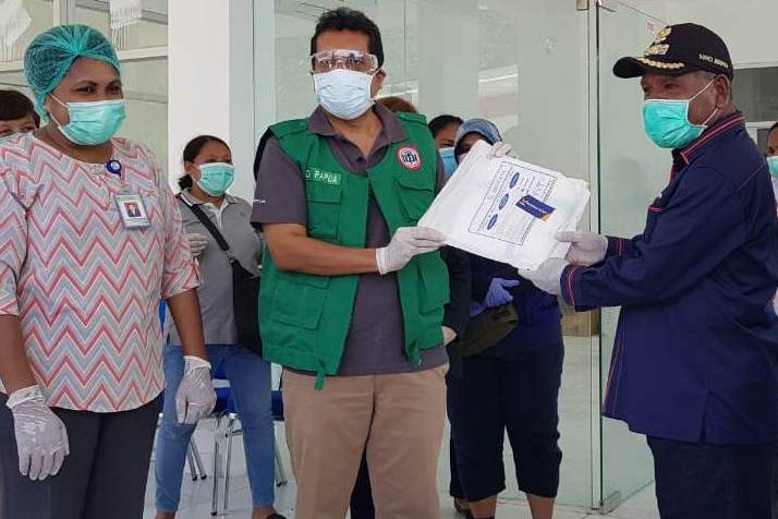 Penyerahan bantuan oleh Ketua DPW NasDem Papua Mathius Awoitauw