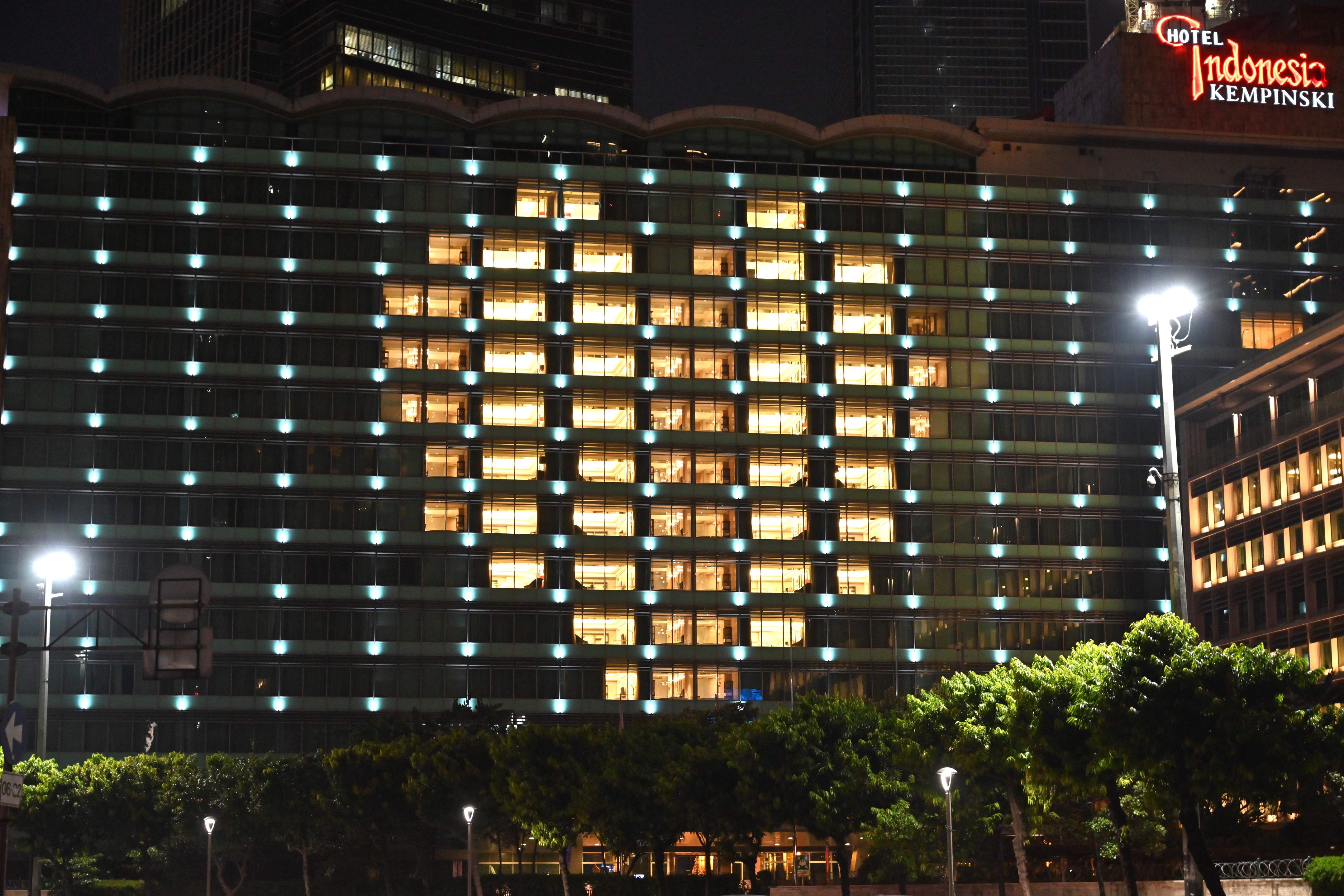 Hotel Kempinski menyalakan lampu kamar dengan formasi lambang hati untuk memberikan dukungan melawan covid-19