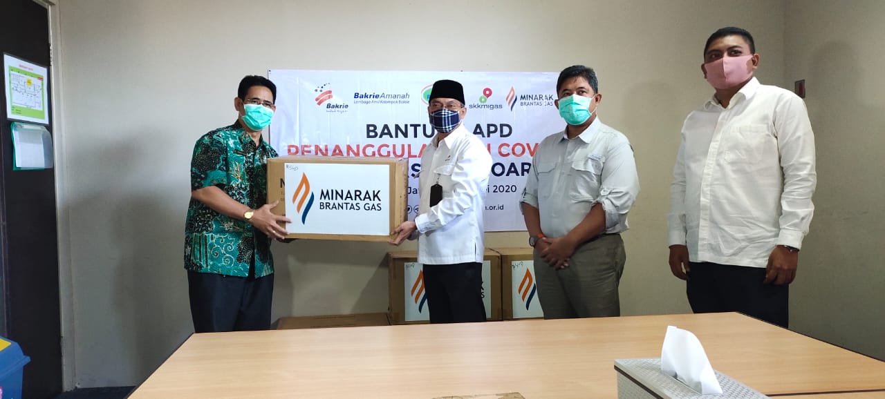 Bakrie Group, Minarak Brantas Gas Inc (MBGI), dan SKK Migas memberikan bantuan APD untuk tenaga kesehatan RSUD Sidoarjo, Jumat (15/5/2020).