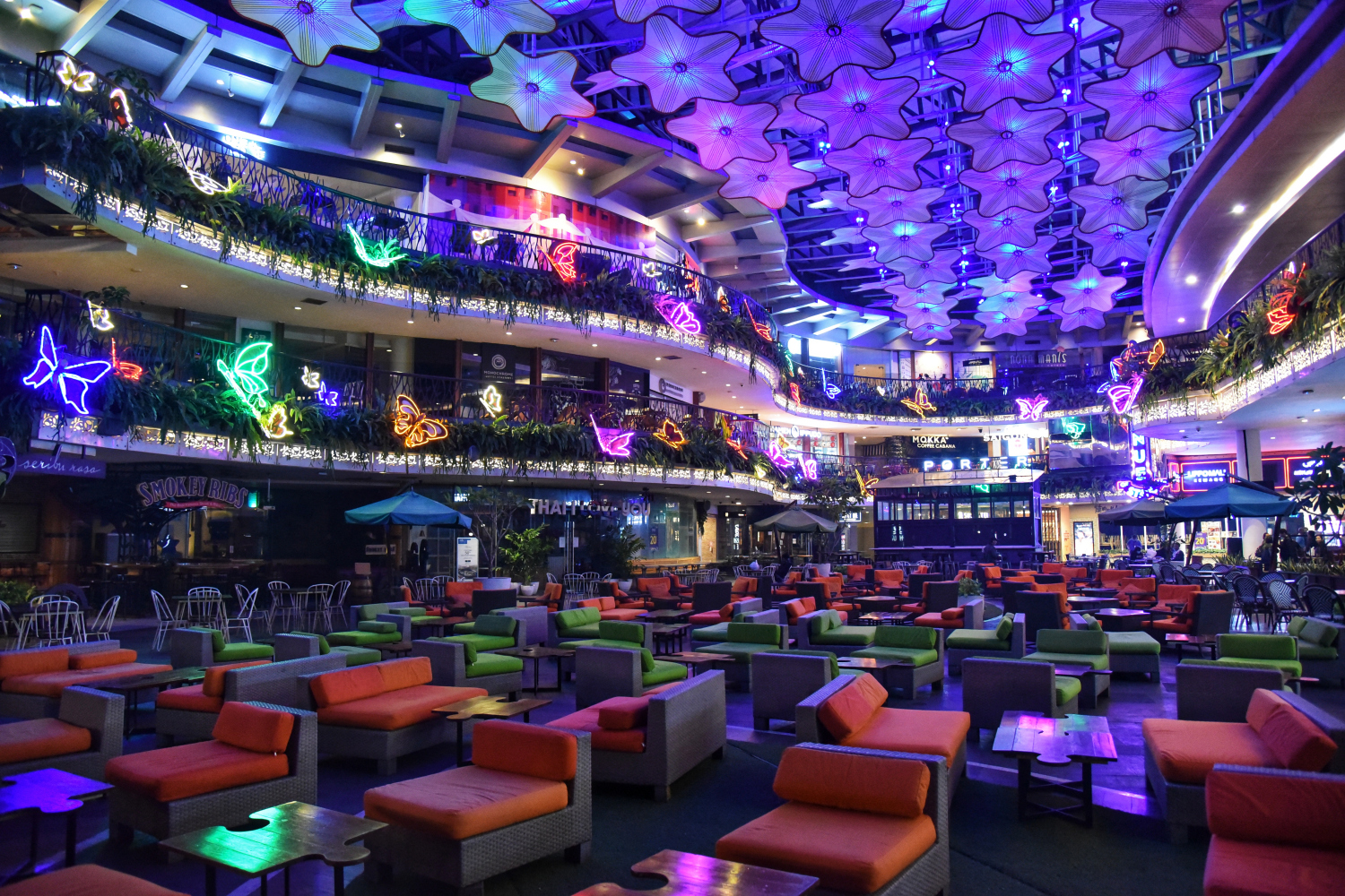 Sebuah mal di kawasan Jakarta Selatan yang sepi pengunjung saat diberlakukan PSBB di Jakarta