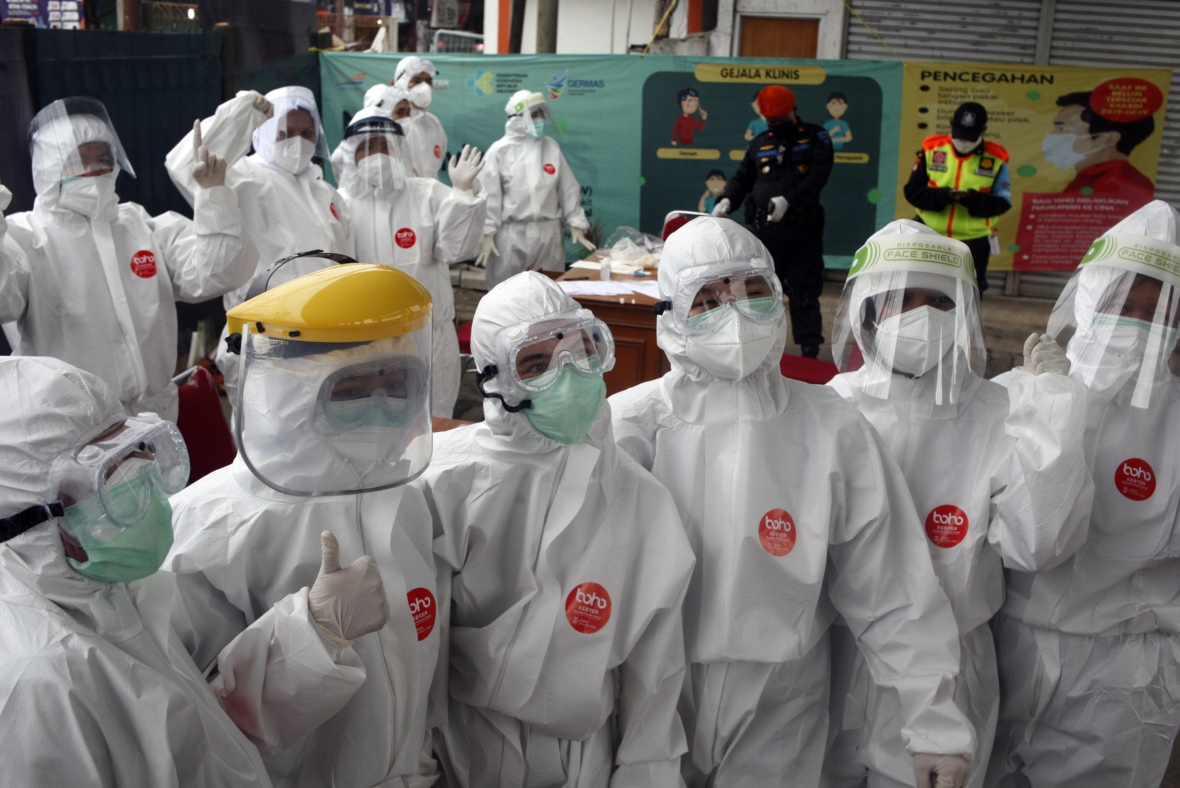 Petugas medis berpose usai melaksanakan tes swab COVID-19