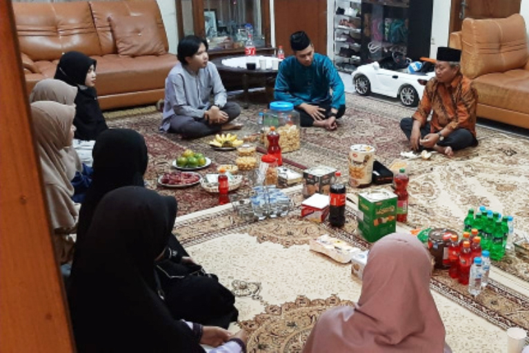 Rektor UMS jamu mahasiswa asing yang tidak bisa pulang saat Idul Fitri karena terdampak wabah korona.