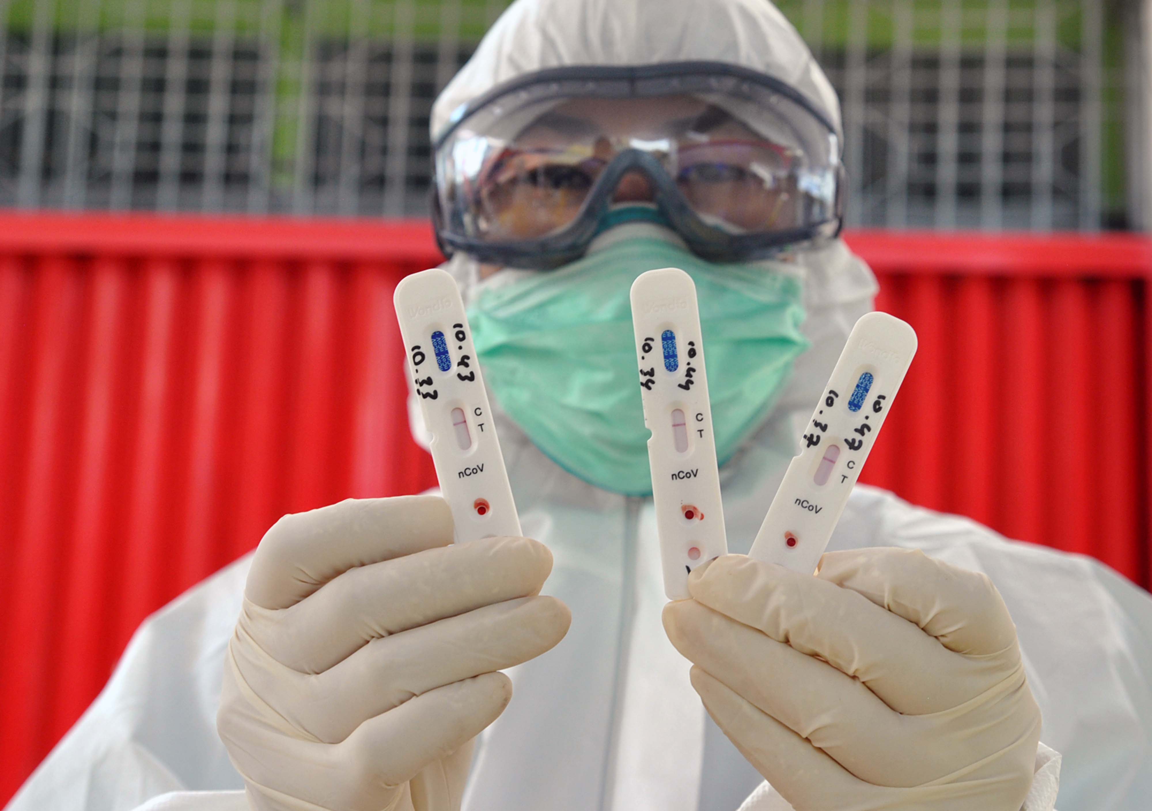 Petugas medis menunjukkan sampel saat Rapid Test di Pasar Bogor, jalan Roda, Suryakencana, Kota Bogor, Jawa Barat.