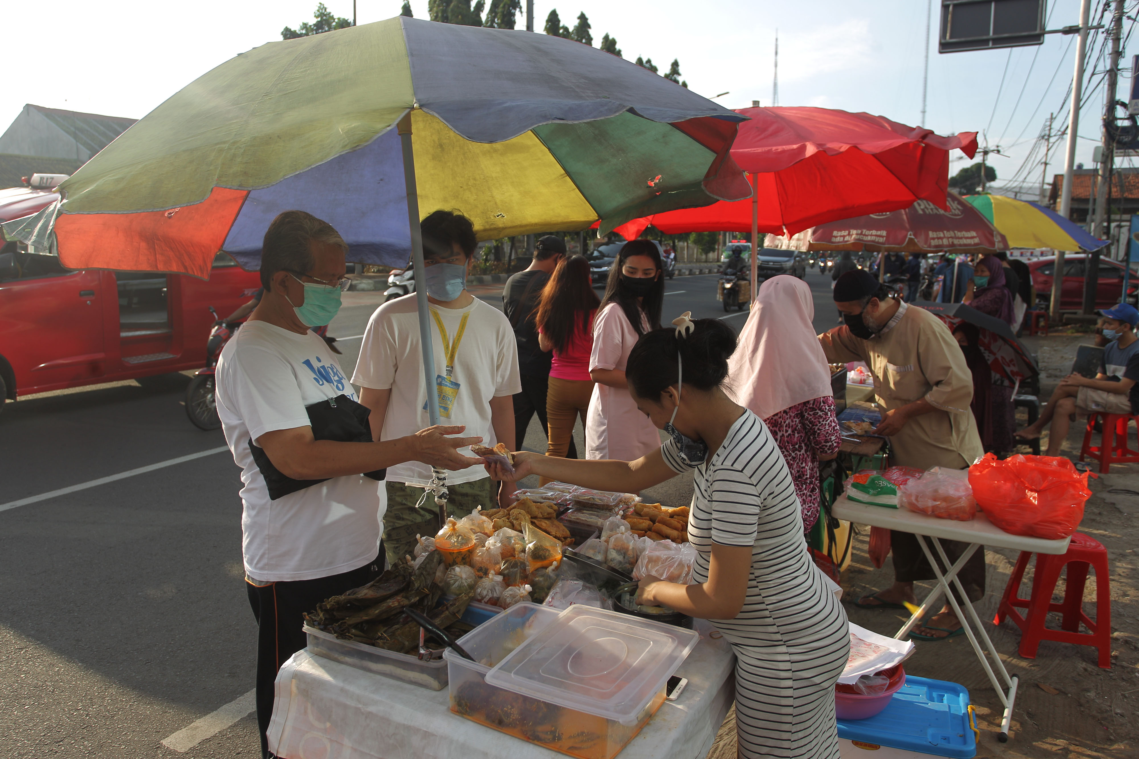 Penjualn Takjil di Jakarta Barat tetap ramai di saat PSBB diberlakukan di Jakarta