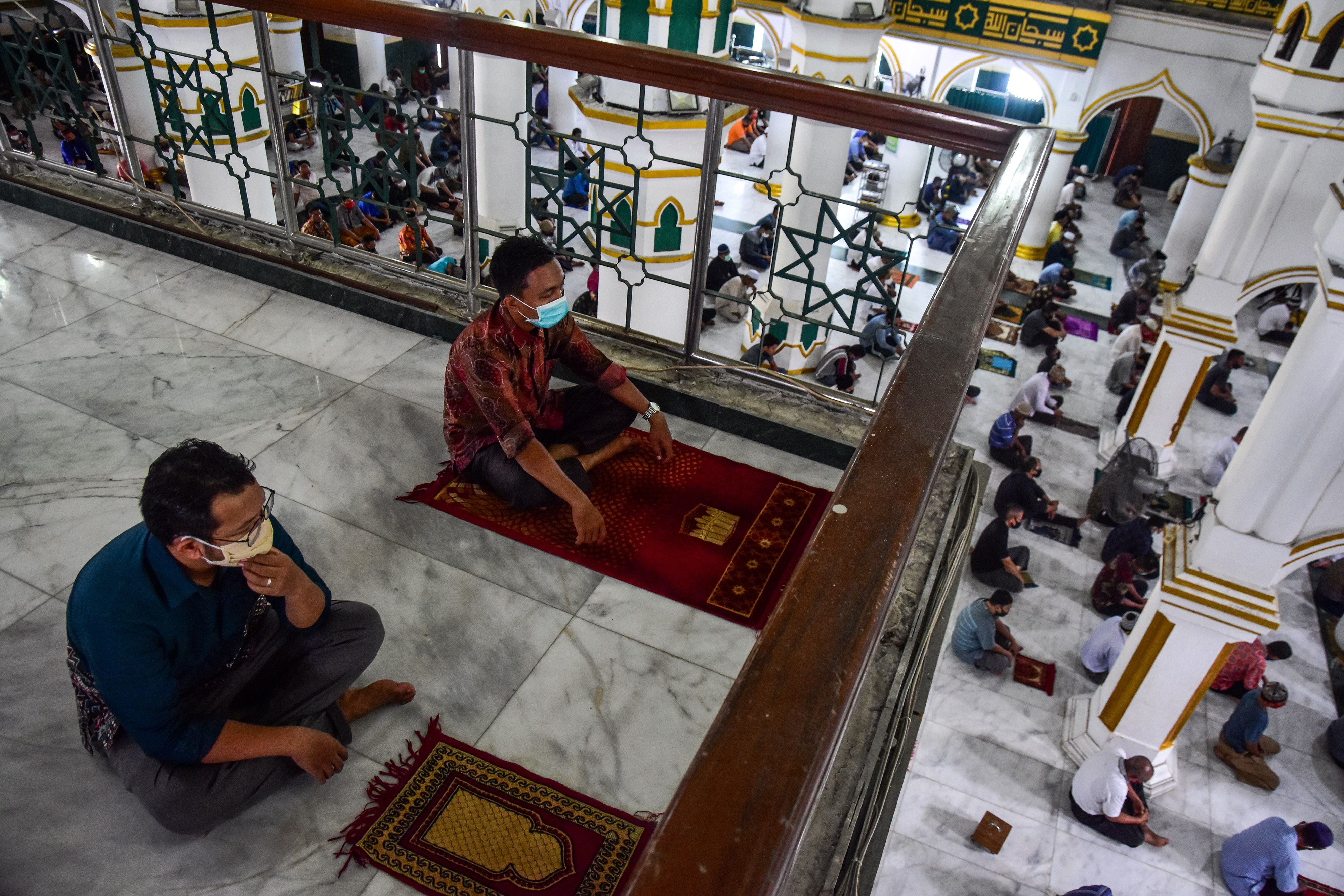 shalat Jumat pertama setelah berakhirnya Pembatasan Sosial Berskala Besar (PSBB) di Masjid Raya Senapelan Pekanbar Kota Pekanbaru, Riau,  