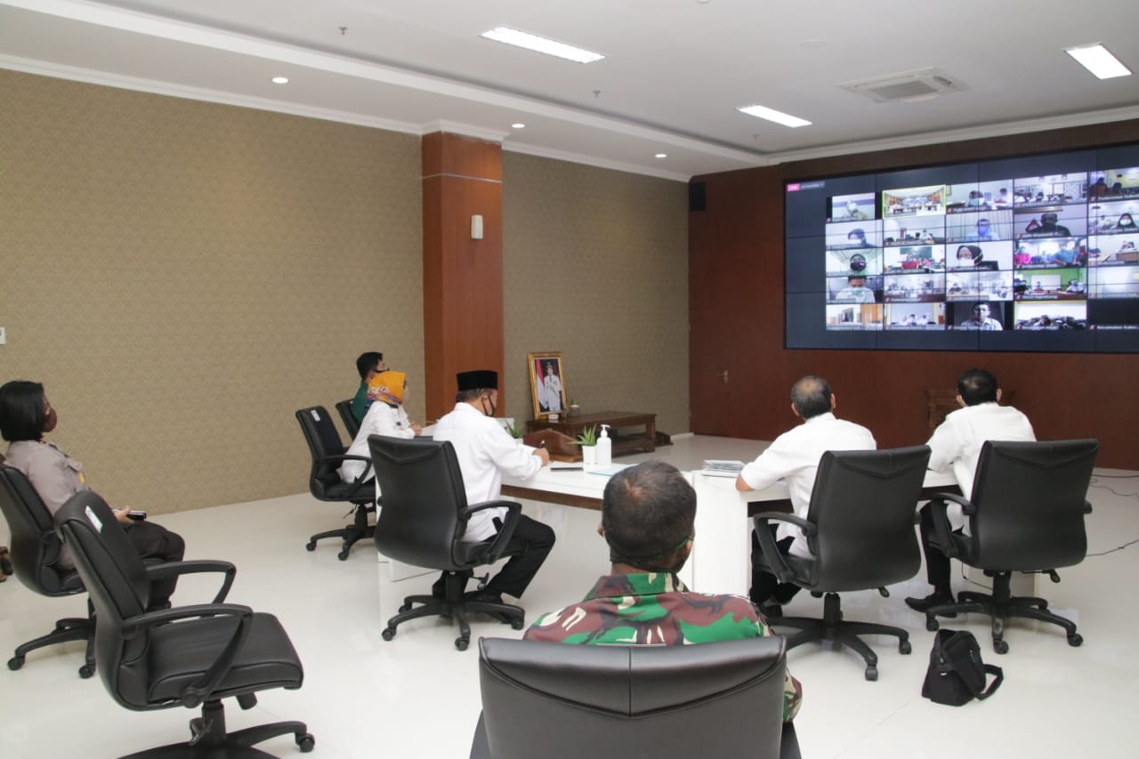 Bupati Lamongan bersama jajaran Forkopimda menggelar evaluasi covid-19 secara daring menggunakan V-con 
