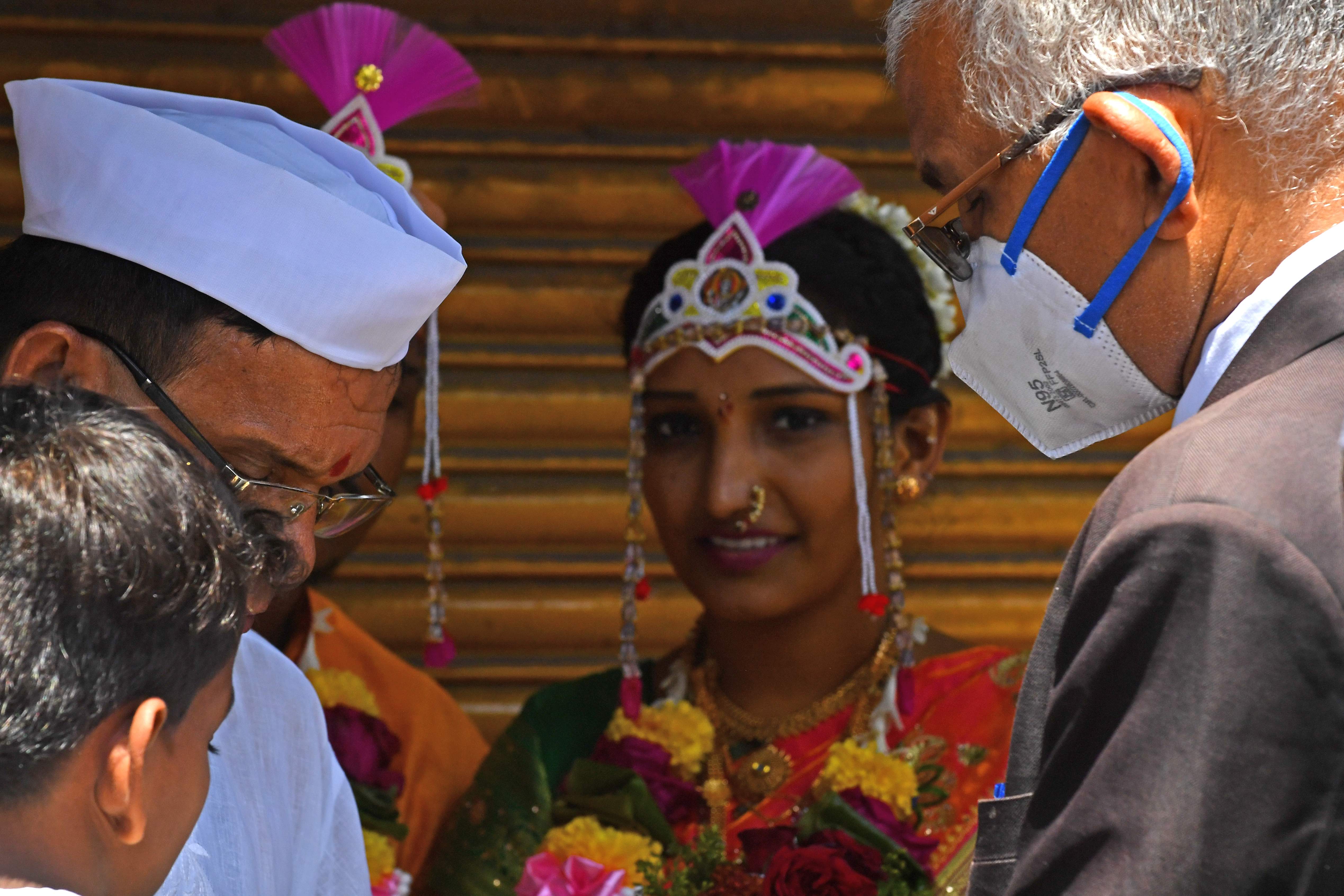 Seorang pengacara mengenakan masker di tengah kekhawatiran atas penyebaran Covid-19.