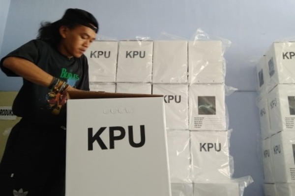 Ilustrasi -- Petugas KPU tengah merakit kotak suara. 