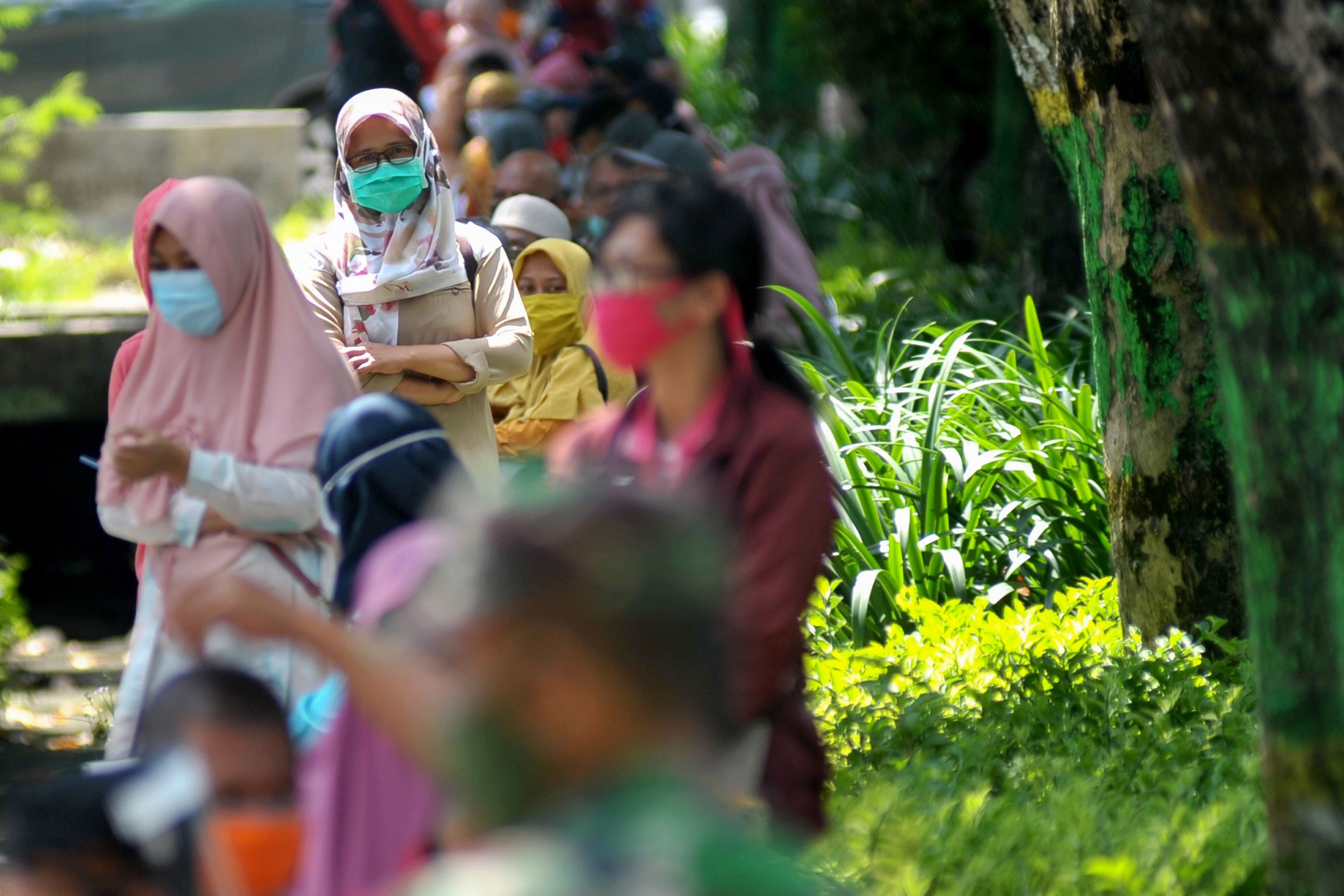 Antrean warga mengikuti rapid tes massal untuk klater Indogrosir