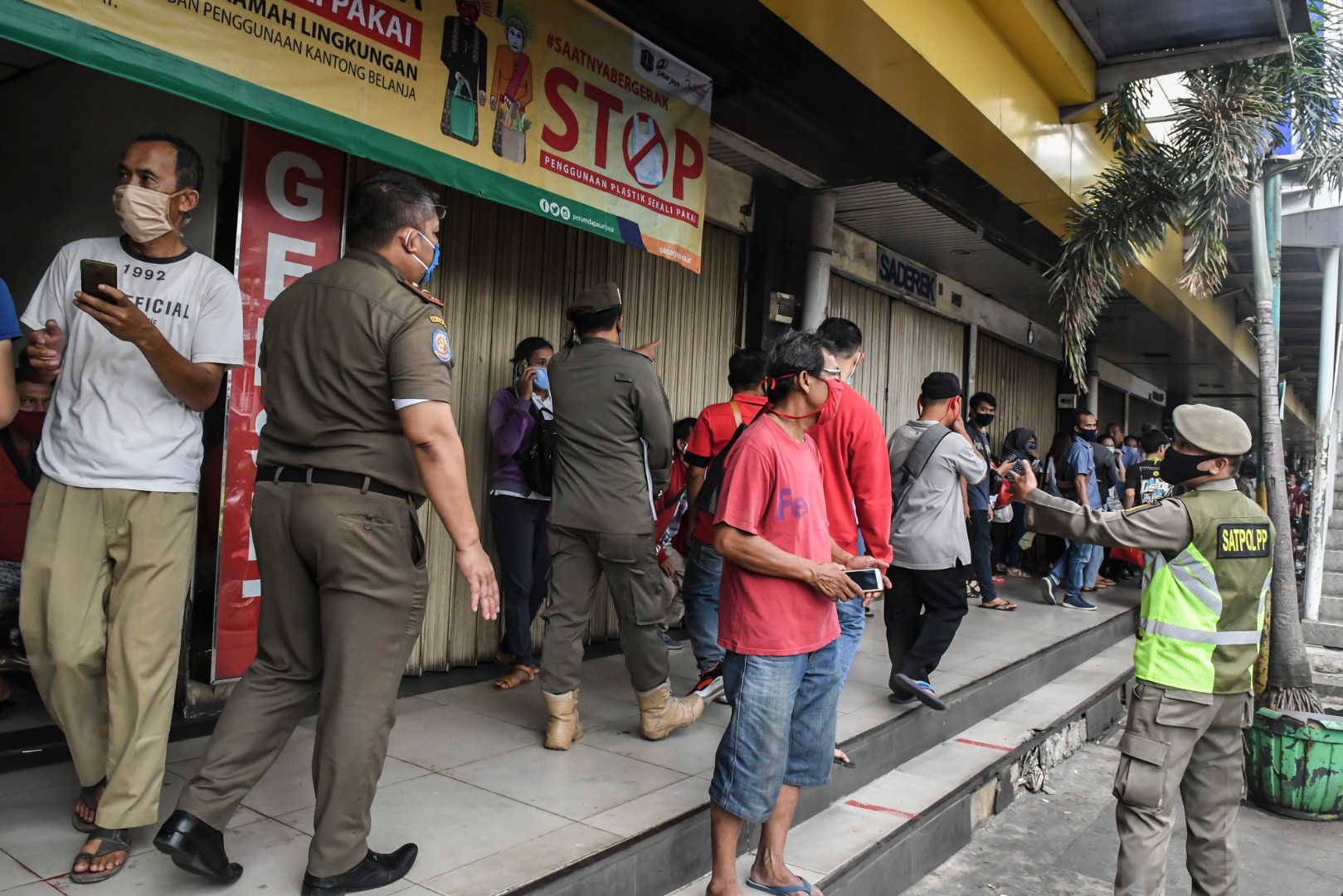 Razia pertokoan di kawasan Glodok Jakarta saat pemberlakuan PSBB