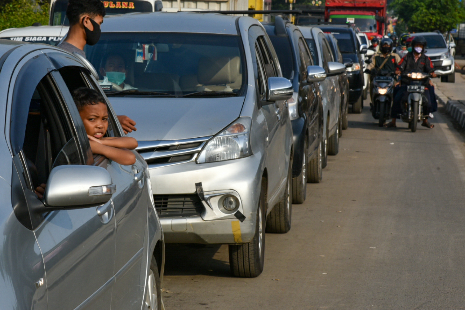 Antrean kendaraan dalam pemeriksaan di Pospam Perbatasan Kedung Waringin-Karawang, Jawa Barat.